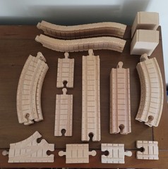 Thomas Wooden Railway Clickety Clack Track Lot of 24 Pieces Very Good Condition