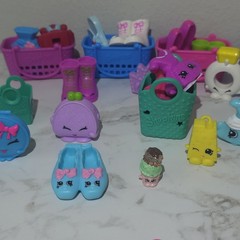 SHOPKINS Lot of 90 Characters Mixed Seasons + 6 Totes 2 Sizes