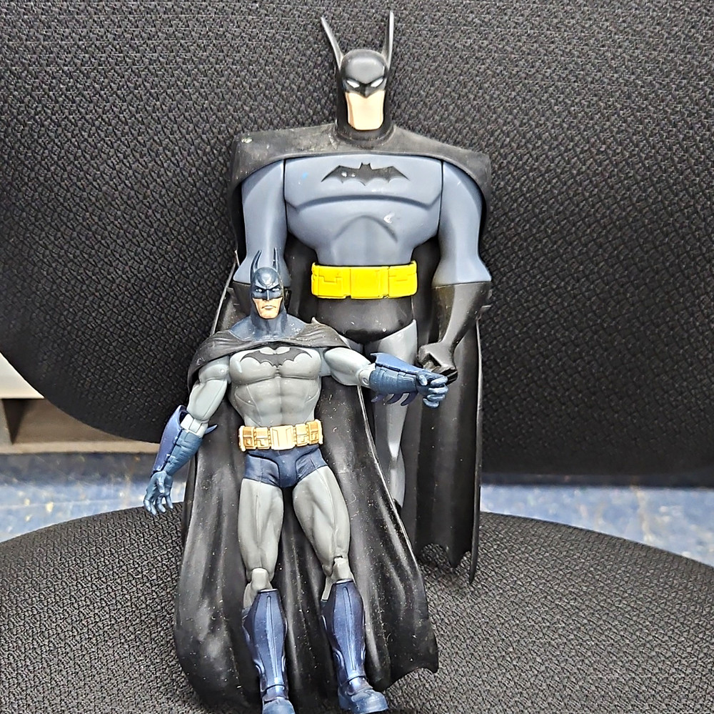 Batman Action Figures Lot of 2 Plastic Gray/Black/Blue/Yellow w/ Cape