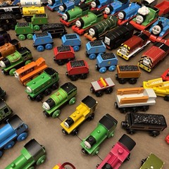 HUGE LOT – 200 pieces THOMAS AND FRIENDS TRAINS Wood Die Cast Plastic toys