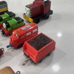 Misc Mixed Lot 19 Wooden/Die Cast/Plastic Train Cars. Thomas The Train/Unknown