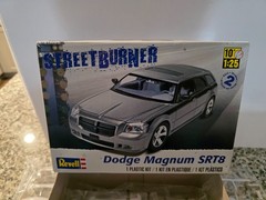 Dodge Magnum SRT8 Street Burner 1:25 REVELL Model Kit MIB NEW Unbuilt