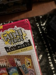 -Mga Miniverse Real Music Record Shop With Exclusive Fender-In Hand