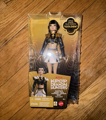 Mattel Singing Figure KPop Demon Hunters HUNTR/X Zoey Black/Gold