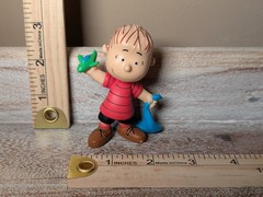 Linus van Pelt with Blanket and Plane Peanuts 3″ Figure Just Play Cake Topper