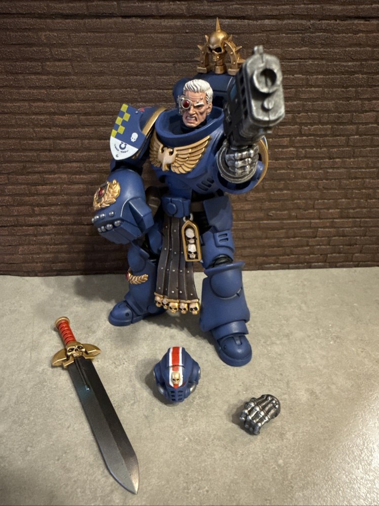 JOYTOY Warhammer 40K JT7677 1:18 Ultramarines Lieutenant with Power Fist Figure
