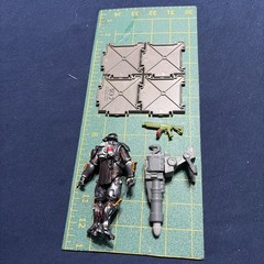 Jazwares FORTNITE THE SCIENTIST Epic Figure 4″ Vending Machine Base Lot Set