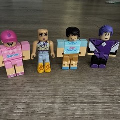 R0BL0X Toys Action Figures Lot Of 8 Figure Pack w/ Accessories NO CODES