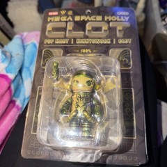 Pop Mart MEGA Space Molly 100% Clot-Olive Alienegra