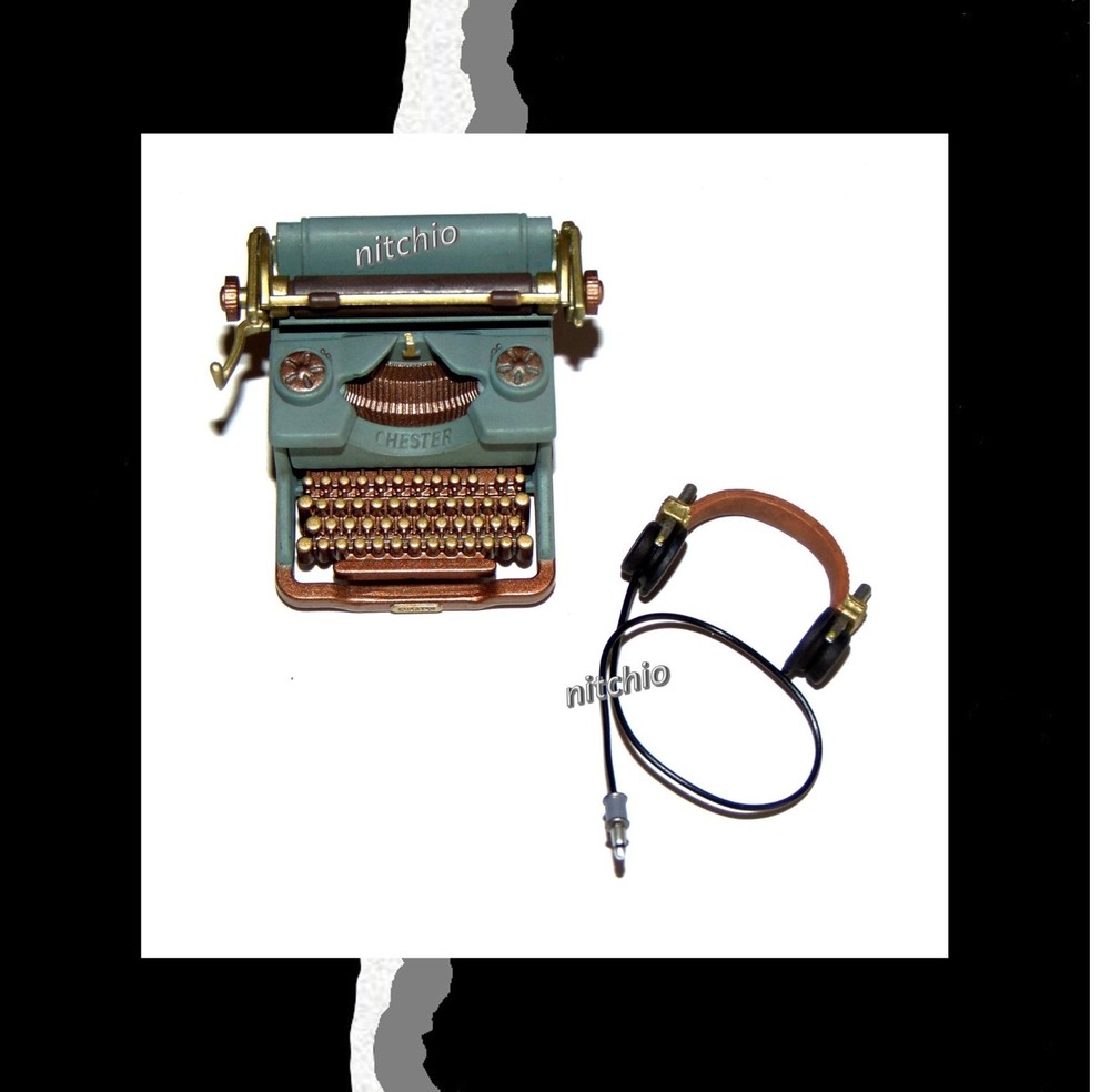 Mezco One:12 Pruneface – TYPEWRITER WITH SPY RADIO & HEADPHONES 1/12 Scale