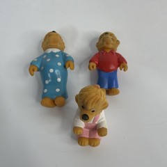 VINTAGE Berenstain Bear Vinyl Plastic Toy Lot Of 3 Figures And 2 Luggage Tags
