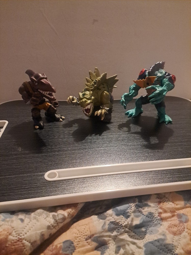 Street Sharks 2 Extreme Dinosaurs 1996 + 1 Street Shark Stegz Slash Bullzeye