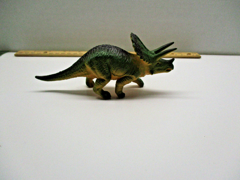 1999 Animal Planet Green Triceratops Dinosaur Jurassic Dino Figure