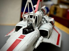 BSG 1978 Colonial Viper MK I (21 in. PLAYSET LIGHT-GRAY/RED)