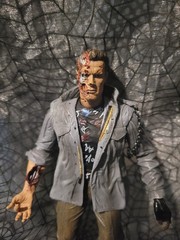NECA The Terminator Battle Damage Tech Noir T-800 Figure Arnold Schwarzenegger