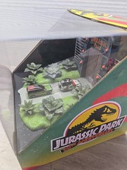 Jurassic Park 30Th Anniversary Jurassic Gate Diorama W/Two 1.65″ Die-Cast Cars