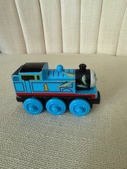 Thomas & Friends THOMAS & THE STINKY FISH wooden train engine car Y4102 magnetic