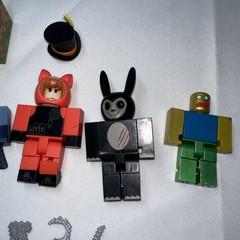 6 R0BL0X Toys Action Mini Figures With One Block And Some Weapons