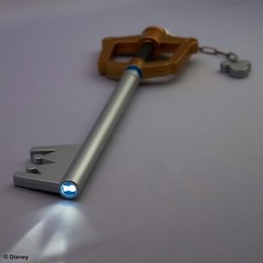 Square Enix Kingdom Hearts Light Up Sora’s Keyblade Kingdom Key 14″ Replica