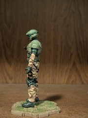 Jazwares World of Halo UNSC Marine with tan camouflage and Assault Rifle loose