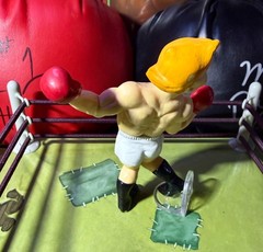 Rare Vintage Nintendo Mike Tyson’s Punch Out Glass Joe Boxing Figure 1988 READ