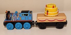 BIRTHDAY THOMAS MUSICAL CAKE CAR 2012 Thomas Wooden Train Y4501 Working
