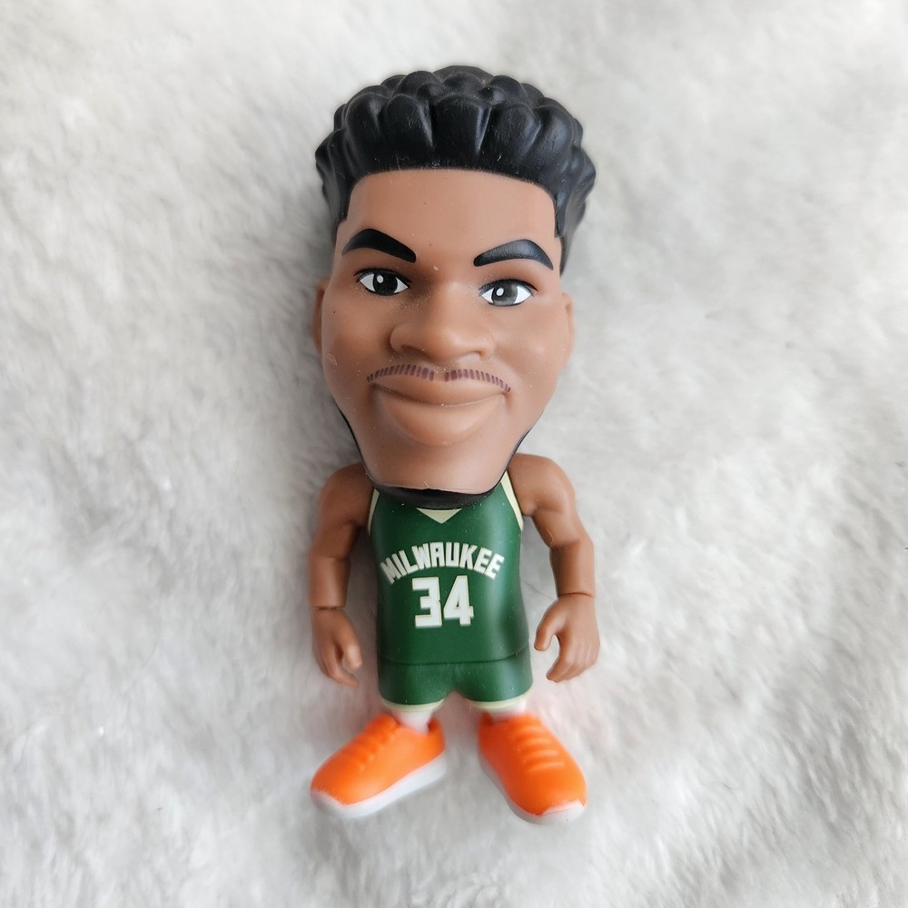 Zuru 5 Surprise NBA Ballers: Milwaukee Bucks – Giannis Antetakounmpo Figure