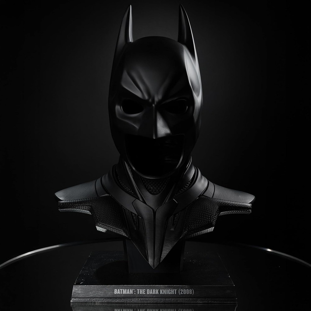 – DC Direct Batman: the Dark Knight (2008) Cowl Replica 1:1 Scale