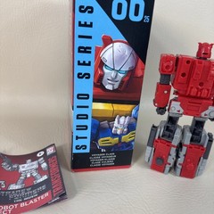 Hasbro Transformers Studio Series 86/25 Autobot Blaster & Eject