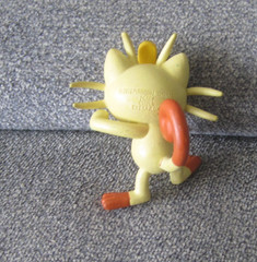 Pokemon Tomy Meowth Posed for Battle Nintendo 2″ Figure + 2 Pikachu’s