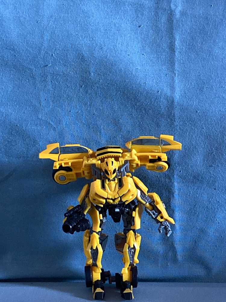 Transformers Studio Series SS-100 Bumblebee Deluxe Class Action Figure