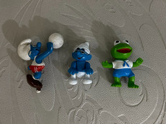 Kermit The Frog The Muppets Vintage (1986) Pvc Toy, and 2 Smurfs