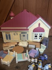 Bluey House with Accessories and Figurines Jean Luc Honey