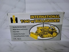 International T-340 w Bullgrader 1:16 1998 ERTL Case III Die Cast MIB NEW 4380