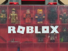 Roblox Carrying Case Action Figure Lot W/ 20 Figures & Accessories