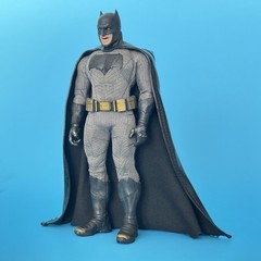 Mezco One:12 Collective Batman v Superman Batman Figure Wired Cape BvS 1:12