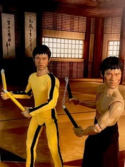 BRUCE LEE 1:6 ENTER THE DRAGON/GAME OF DEATH BOXED SET OF 2 +XTRA HANDS & STANDS