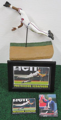 ANDRUW JONES – 2004 McFarlane figure + 2 cards 2002 & 2023 & frame pic. – Braves