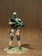 Jazwares World of Halo UNSC Marine with tan camouflage and Assault Rifle loose