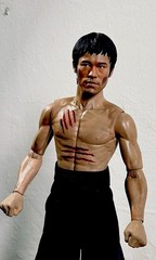BRUCE LEE 1:6 ENTER THE DRAGON/GAME OF DEATH BOXED SET OF 2 +XTRA HANDS & STANDS