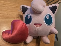 POKEMON Valentine’s Day Plush 7″ JIGGLYPUFF Holding Red Heart – So Cute NWT
