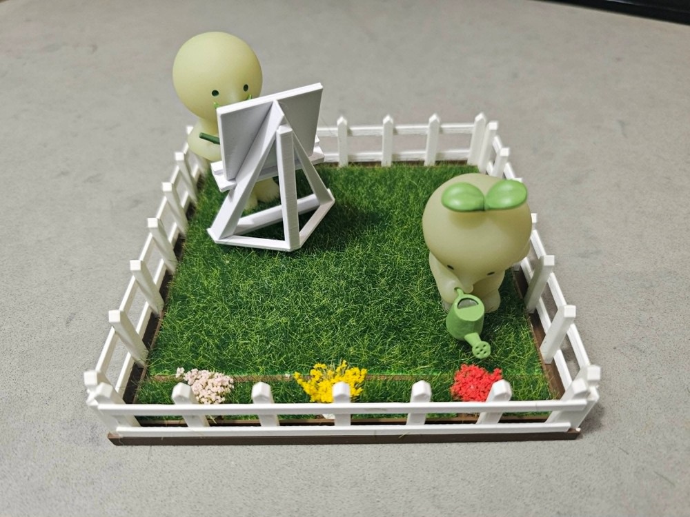 Smiski Gardening Display Set : Painter & Gardening Smiski Display