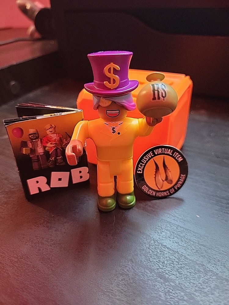Roblox Celebrity Series 8 GOLDEN MILLIONAIRE Toy +GOLDEN HORNS OF PWNAGE Code