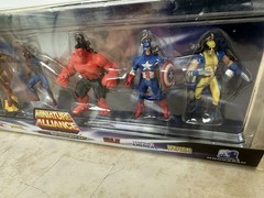 2010 Monogram Marvel Miniature Alliance 6 Figure Keyring Set Venom/Hulk/Iron Man