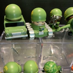 32 MGA Awesome LITTLE GREEN MEN Figure Lot GREEN BLUE With Accessories Dog Tags