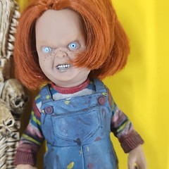 Movie Maniacs Child’s Play 2 Chucky Action Figure w/ Knife & Display Frame