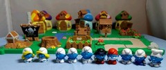 Jakks 2013 Smurfs Micro Village Garden, Water, Treasure, 19 Tiles & 10 Smurfs