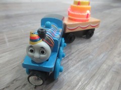 BIRTHDAY THOMAS with MUSICAL CAKE CAR 2012 /Thomas & Friends Wooden Trains Y4501