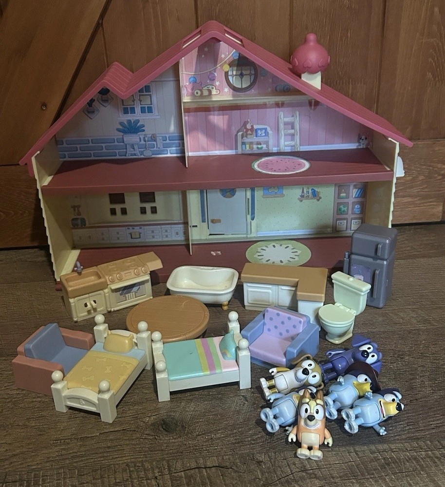 Bluey House with Accessories and Figurines Jean Luc Honey
