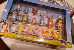 Bluey’s Ultimate Friends & Family Neighborhood Mini 14- Figure Gift Pack NIB
